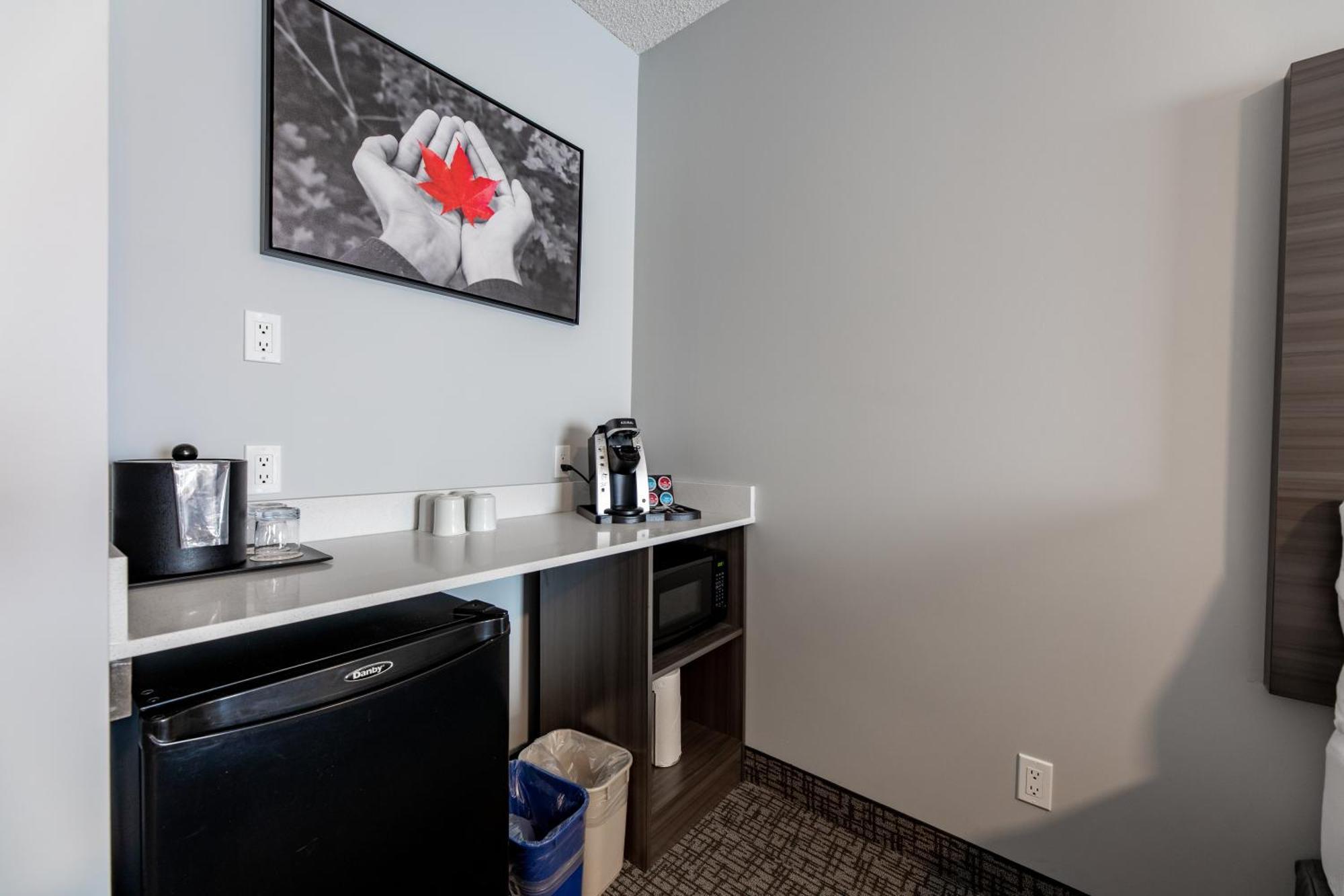 The Kanata By Bcminns - Hinton Bagian luar foto