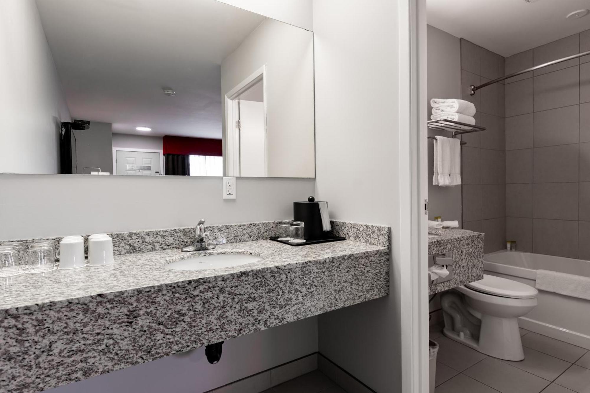 The Kanata By Bcminns - Hinton Bagian luar foto